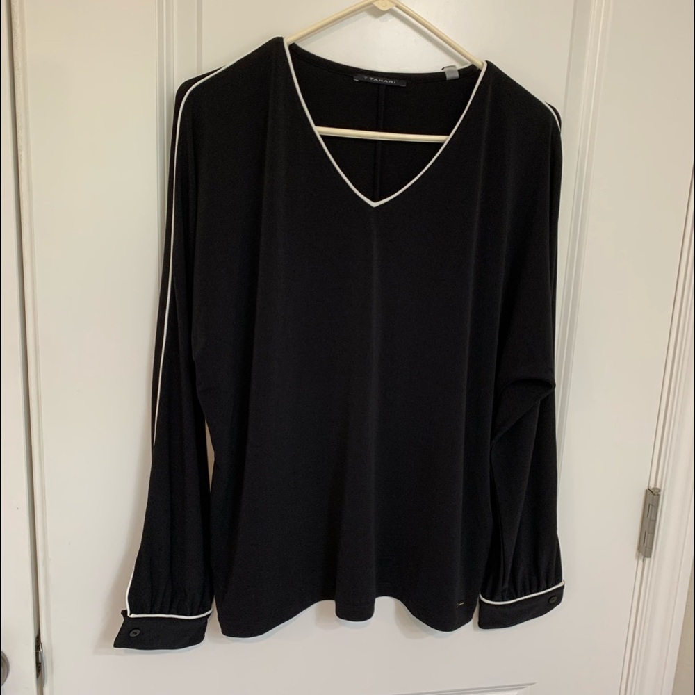 COPY - NWT Tahari Black Sweater Size Medium